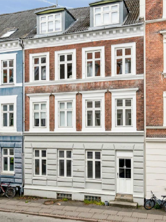 Forsiden af Knudrisgade 36 med karakterfulde bygninger